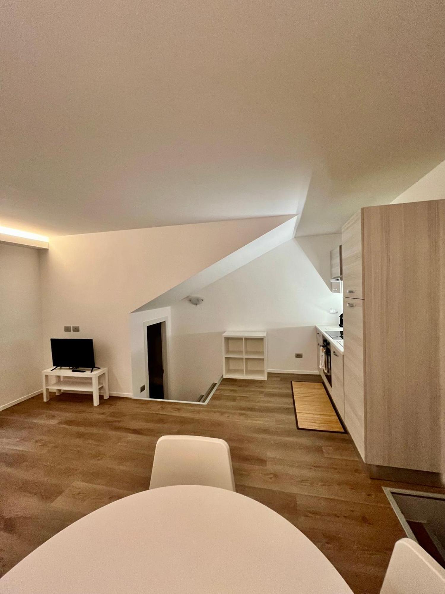 Central Side Apartment Милано Екстериор снимка