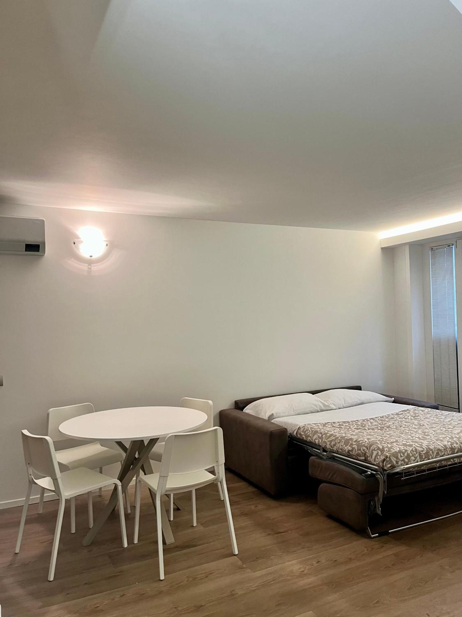 Central Side Apartment Милано Екстериор снимка