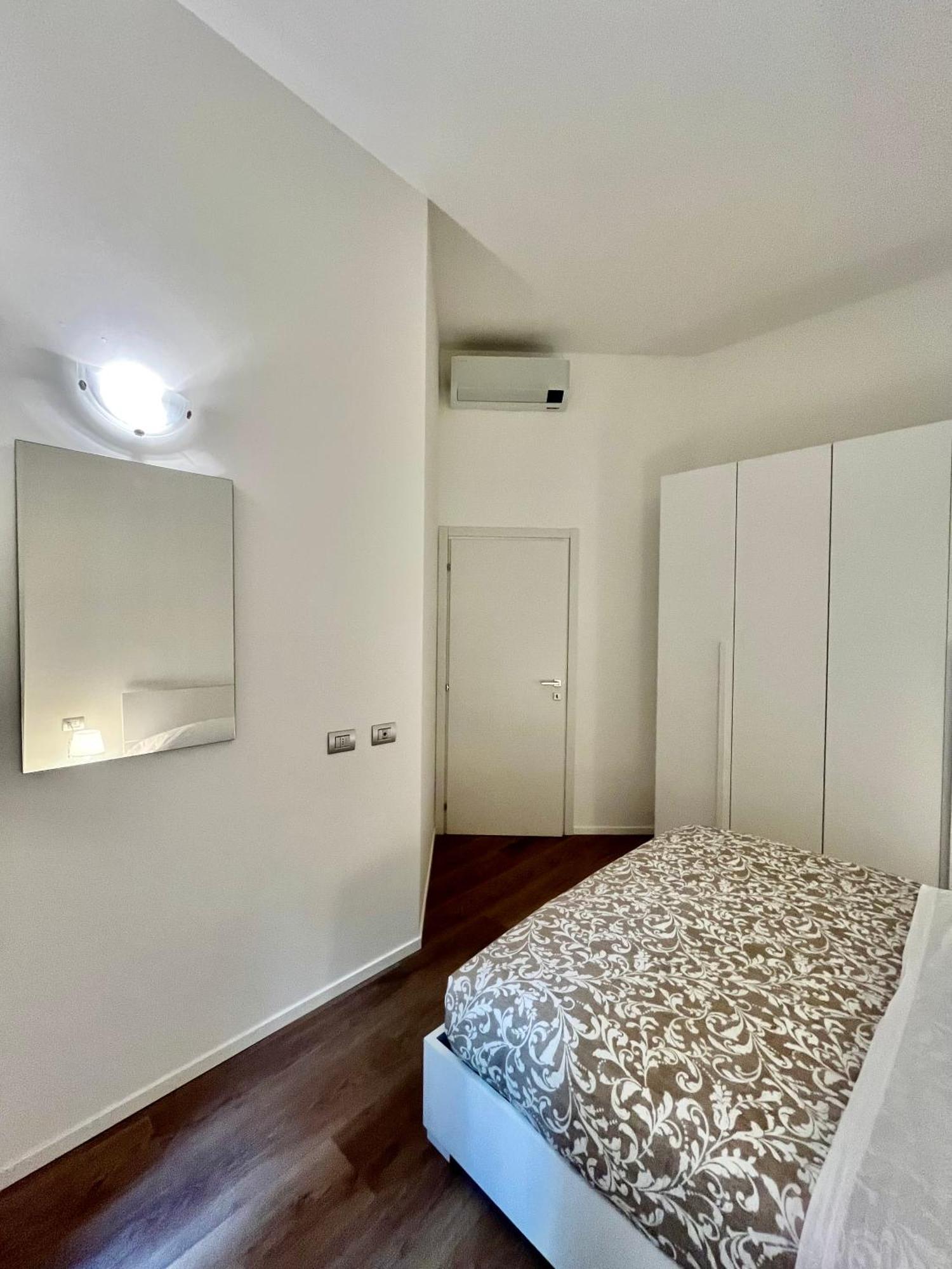 Central Side Apartment Милано Екстериор снимка