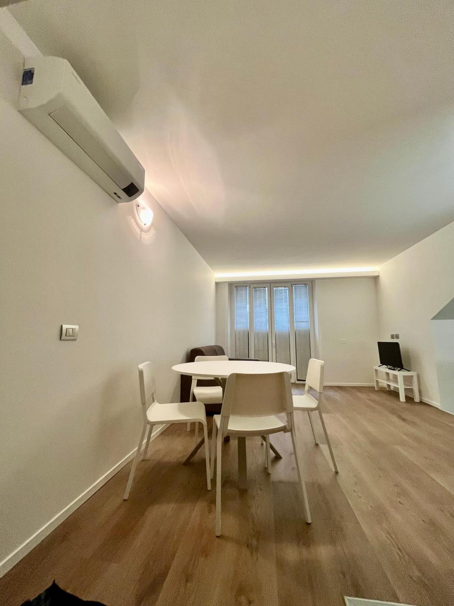Central Side Apartment Милано Екстериор снимка