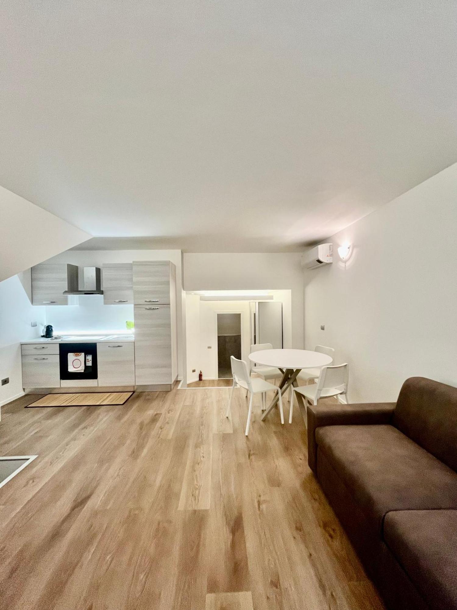 Central Side Apartment Милано Екстериор снимка