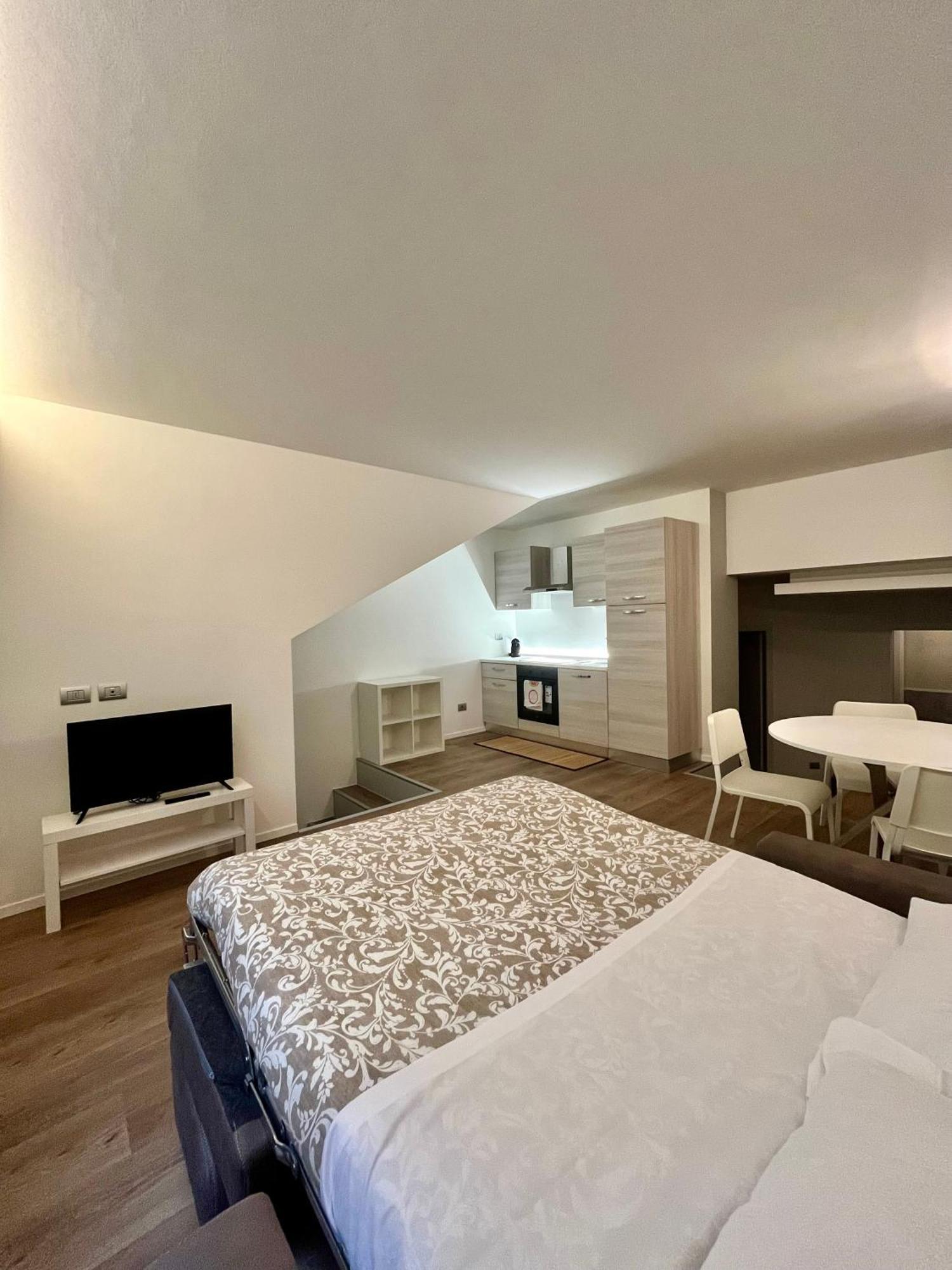Central Side Apartment Милано Екстериор снимка